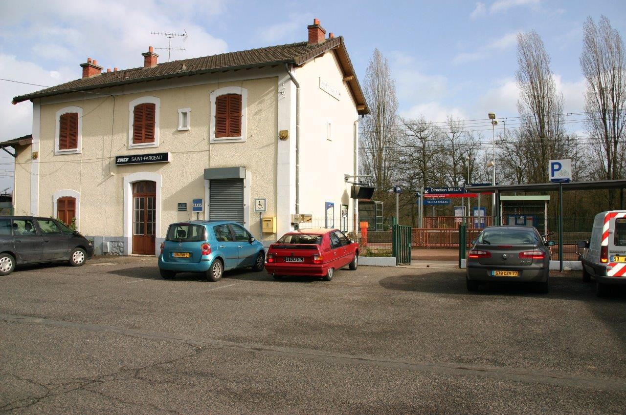 gare-de-saint-fargeau-train-station