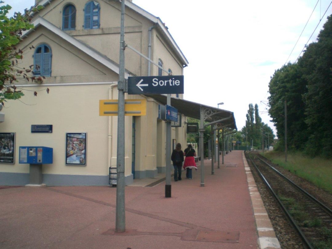 Gare De Viarmes Train Station Bonjourlafrance Helpful Planning